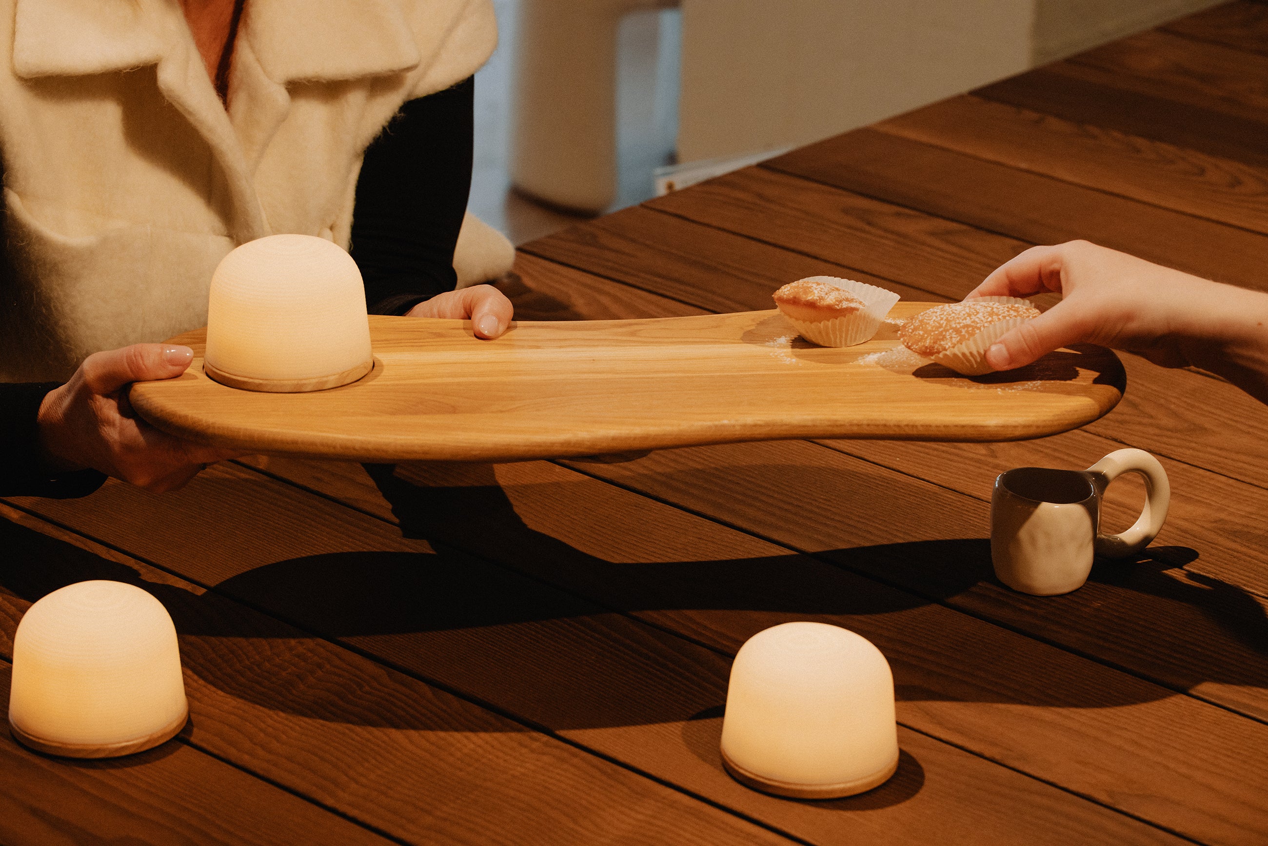 Plateau de service à apéritifs en bois de chêne massif fondant | 57 cm