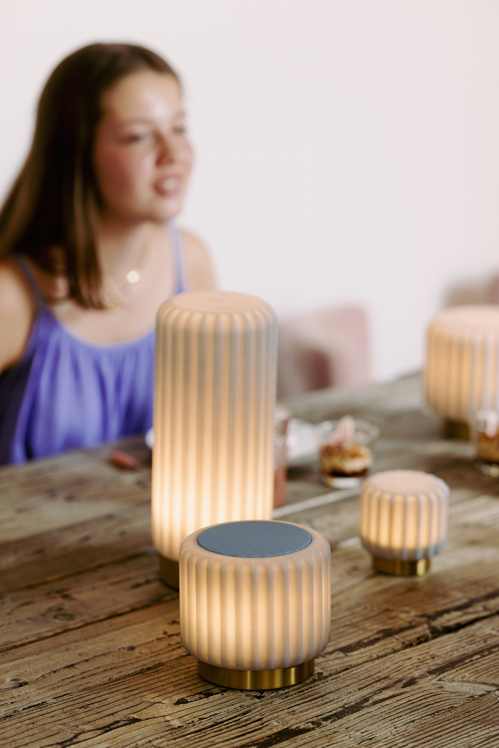 Haut-parleur Dentelles + Lumière USB rechargeable BLEU MYRTILLE/OR | 12,5 cm x Ø 13,5 cm