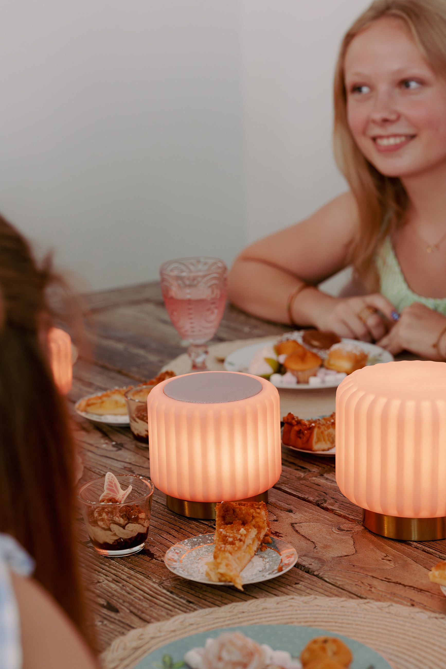 Dentelles speaker + Light USB recharge STRAWBERRY/GOLD | 12.5 cm x Ø 13.5 cm
