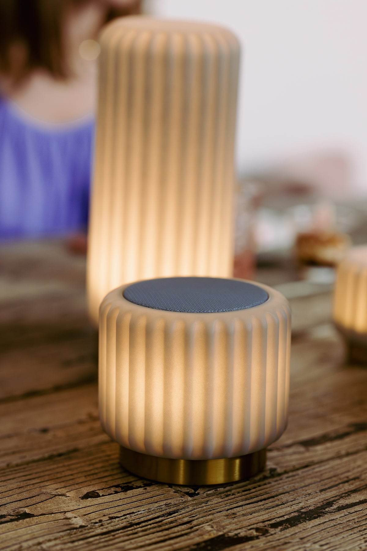 Haut-parleur Dentelles + Lumière USB rechargeable BLEU MYRTILLE/OR | 12,5 cm x Ø 13,5 cm