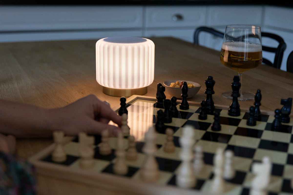 Dentelles Wit speaker + Licht USB recharge gouden basis | 12,5 cm x Ø 13,5 cm