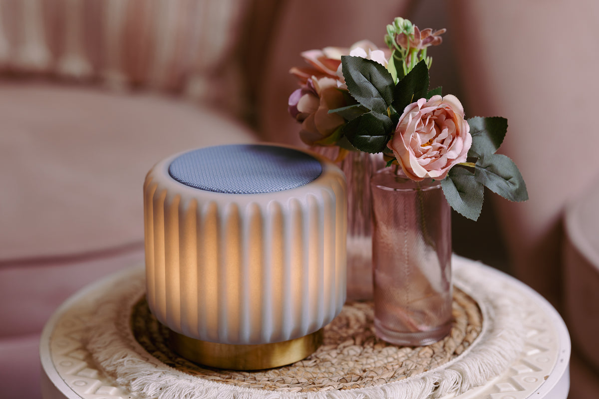 Haut-parleur Dentelles + Lumière USB rechargeable BLEU MYRTILLE/OR | 12,5 cm x Ø 13,5 cm