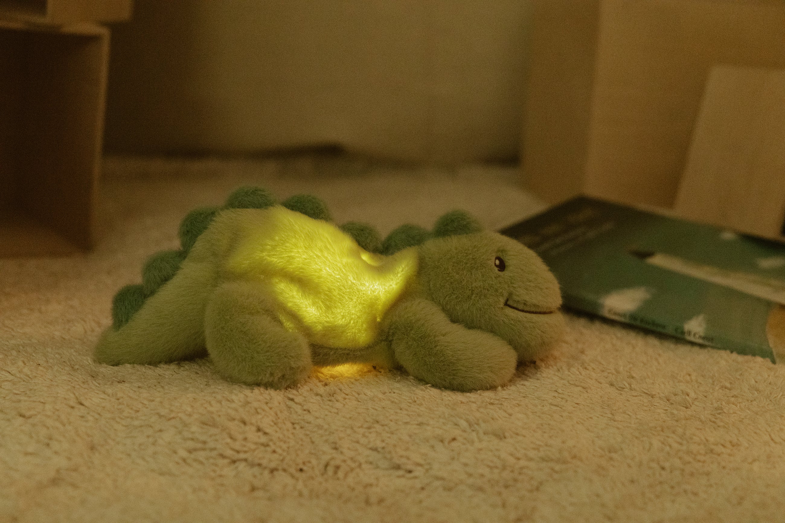 Jéroom Dino pluche GROEN & SAGE Nightlight | H 11 x 26 x 15 cm